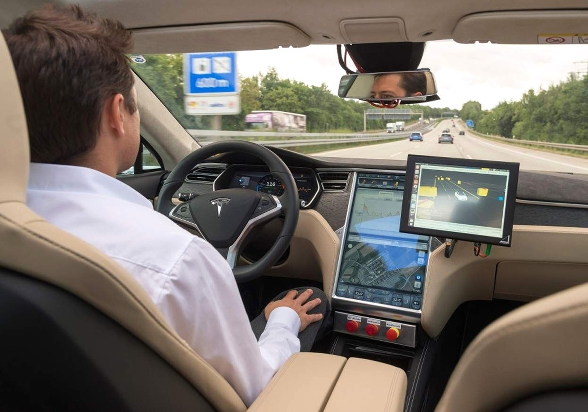 Kendi Kendine Giden Akıllı Otomobiller 2023\'te Yollarda