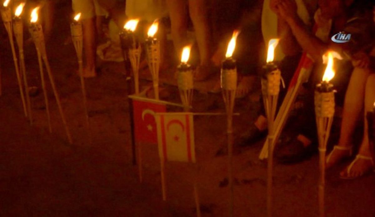 Kıbrıs\'ta Şafak Nöbetine Binlerce Kişi Katıldı