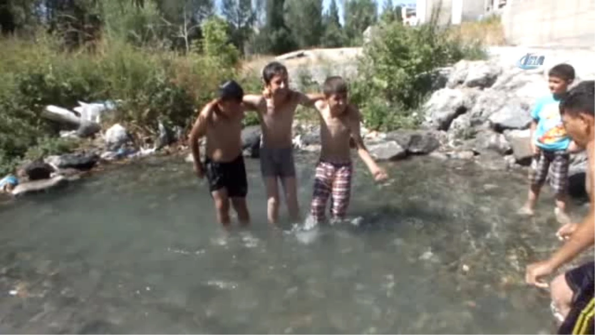 Malazgirtli Çocuklar, Süphan Dağı\'ndan Gelen Suyla Serinliyor