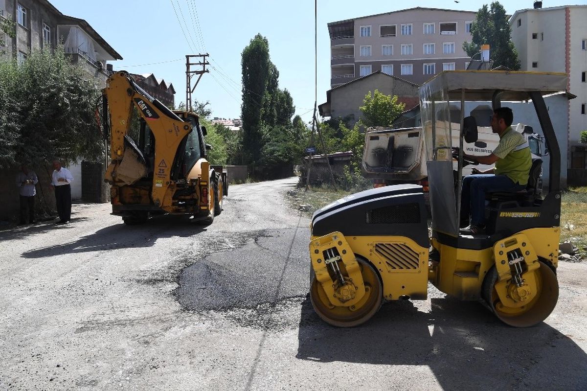 Muş\'ta Geçici Asfalt Çalışmaları Devam Ediyor