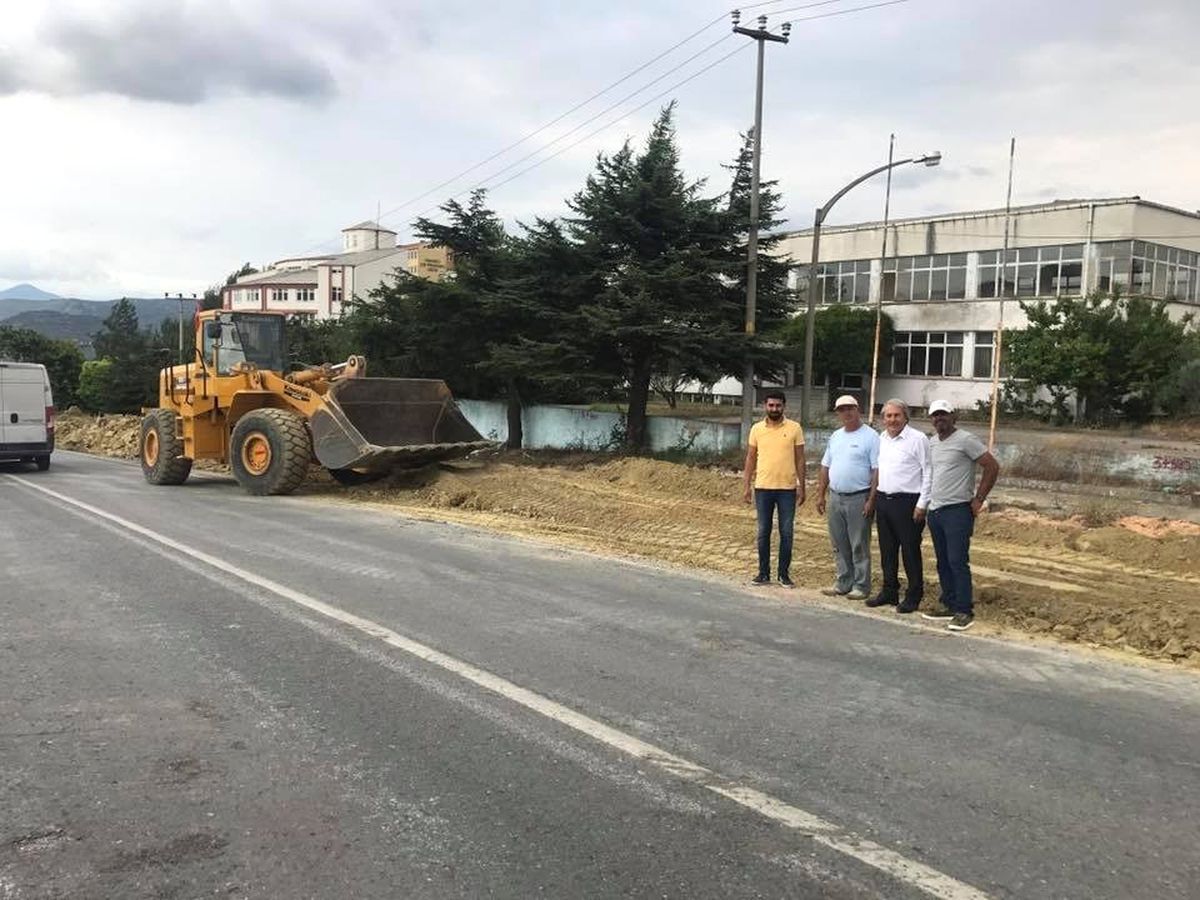Osmaneli\'de Şehir İçi Bölünmüş Yolda Sıcak Asfalt Çalışmaları Devam Ediyor