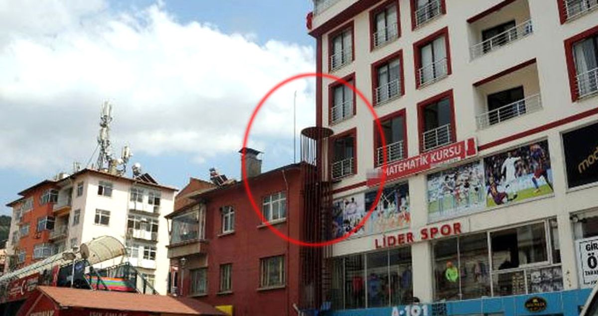 Ruhsat Alabilmek İçin 5 Katlı Binaya 3 Katlık Yangın Merdiveni Yaptılar