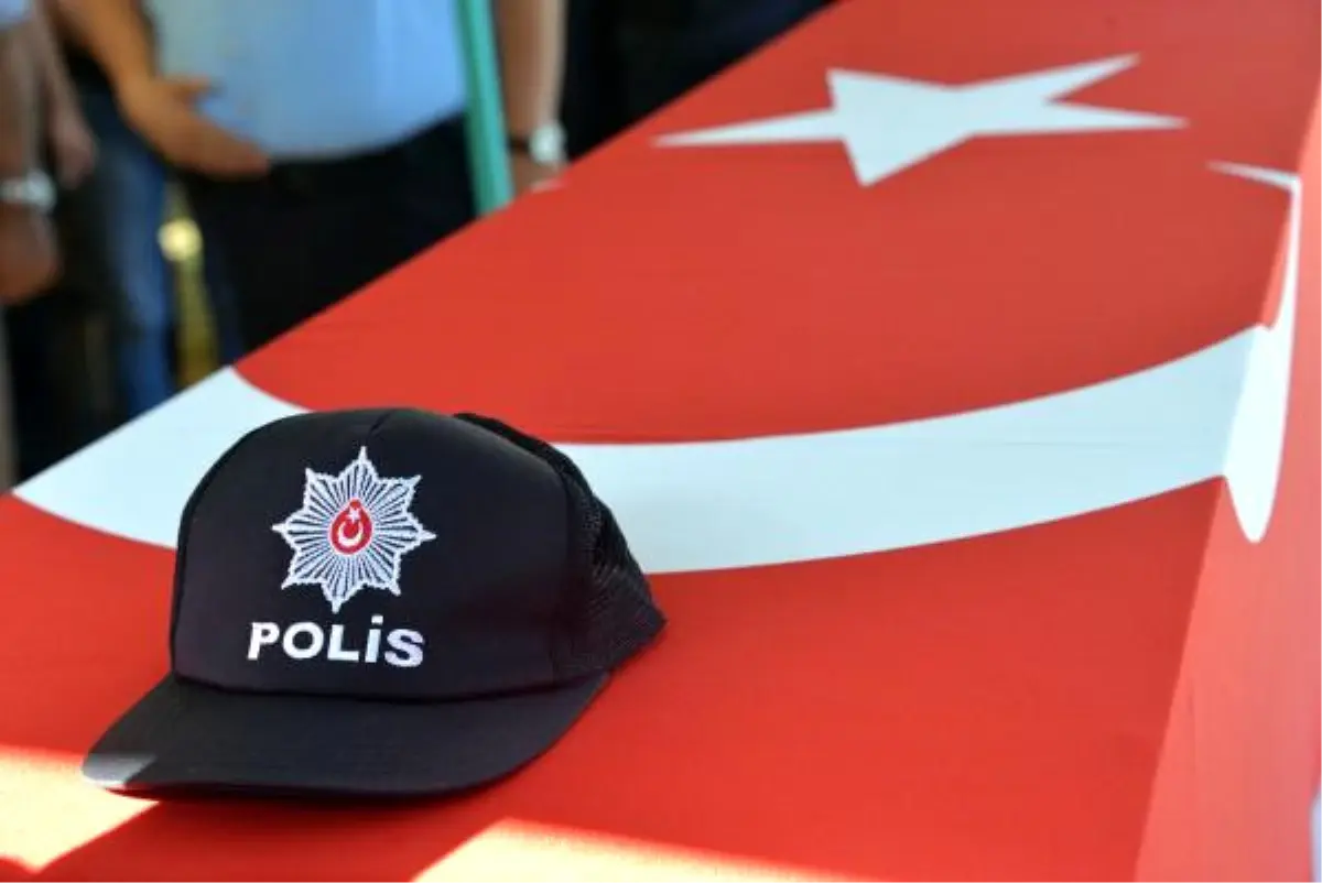 Şaka Kurşunu\' Kurbanı Polisin Cenazesi Toprağa Verildi