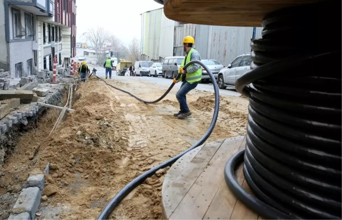 Sandıklı\'da Elektrik Kabloları Yer Altına İniyor