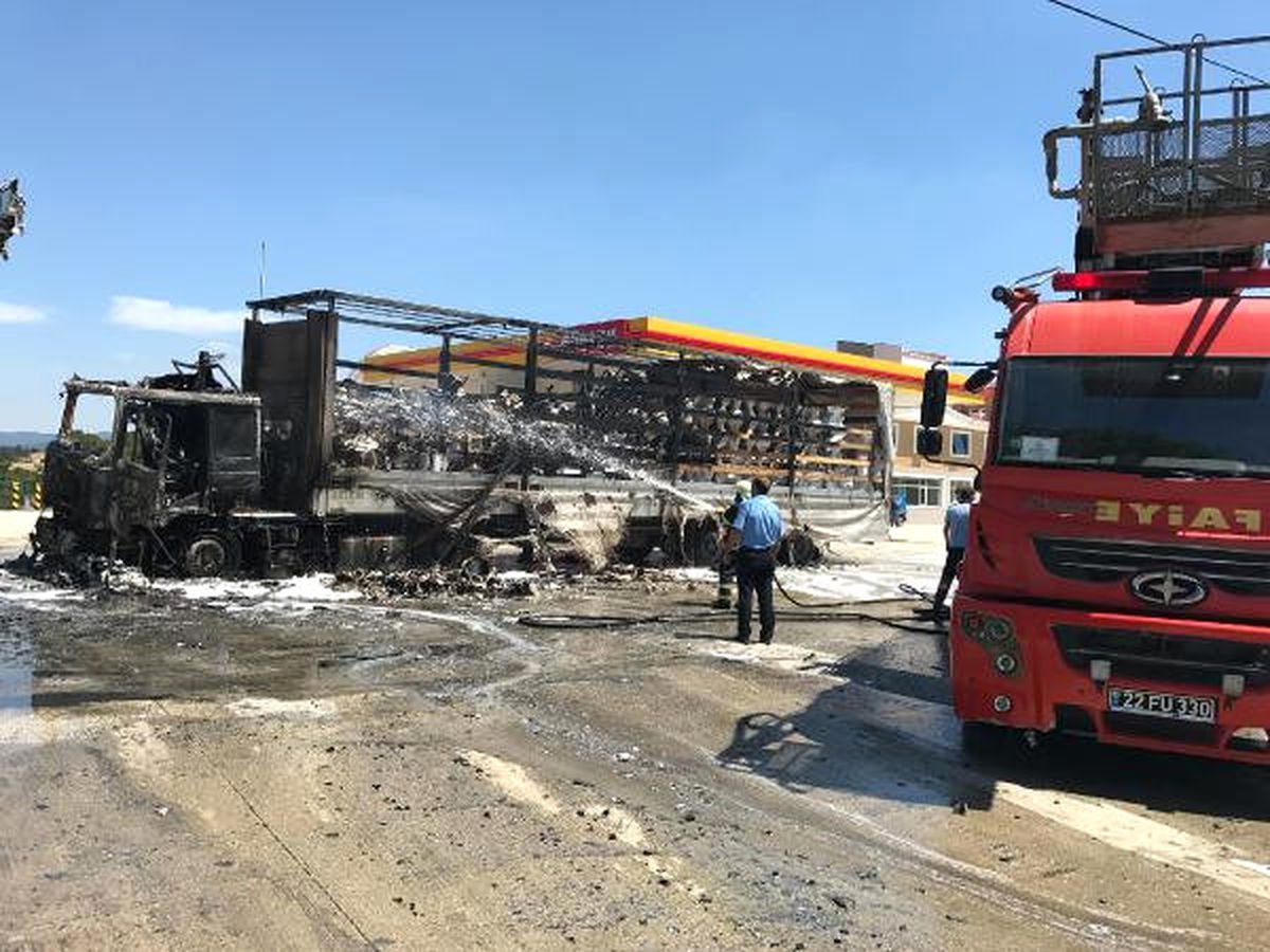Tır\'da Çıkan Yangın Akaryakıt İstasyonuna Sıçramadan Söndürüldü