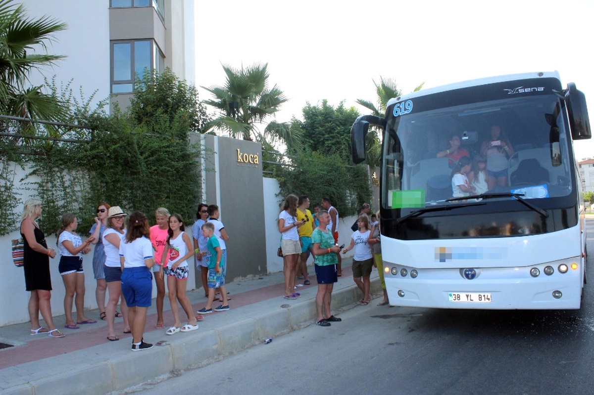 Turistlerin Bulunduğu Tur Otobüsüne Sopalı Saldırı İddiası