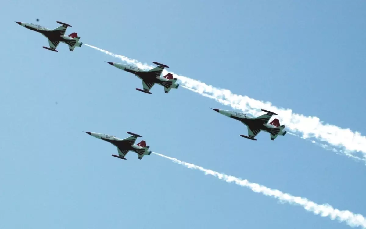 Türk Yıldızlarından KKTC\'de Gösteri