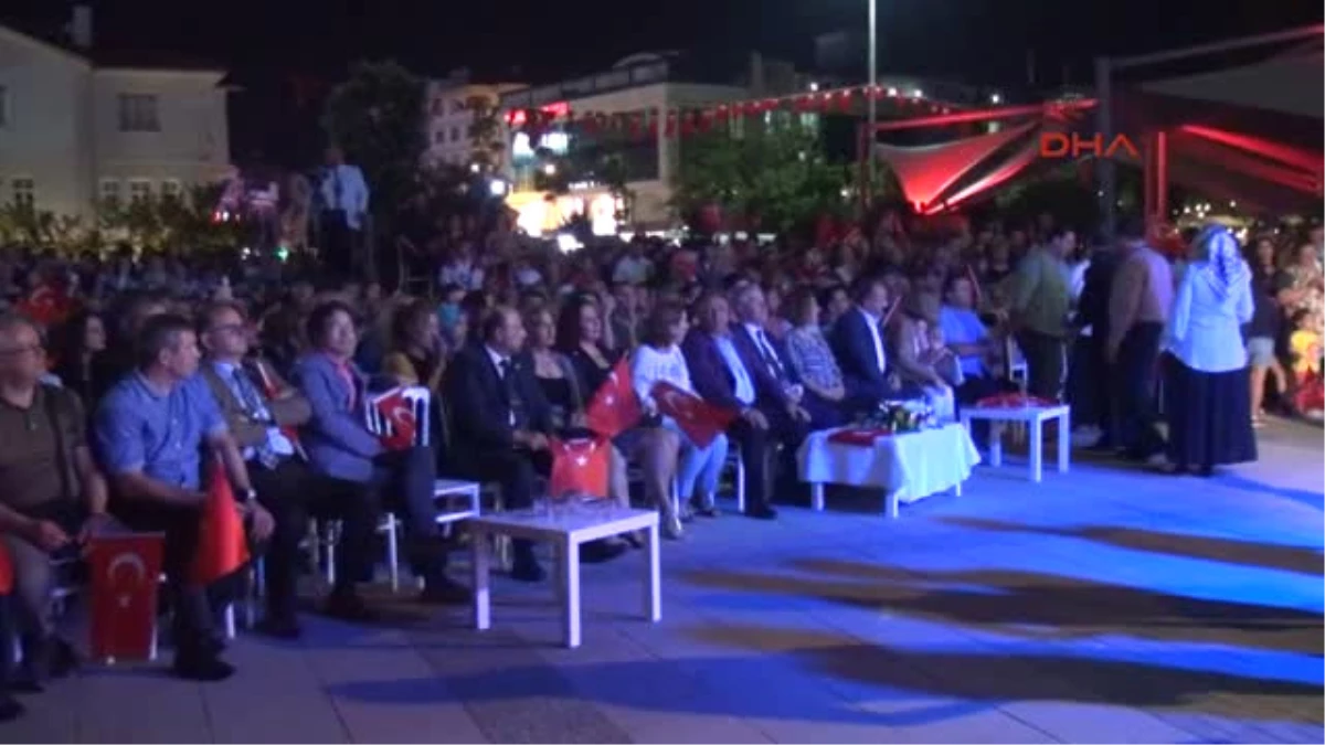 Yalova - Cengiz Kurtoğlu, Yalova\'da Iki Sepet Dut Karşılığı Konser Verdi