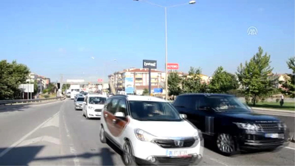Yalova-Izmit Karayolu\'nda Trafik Yoğunluğu