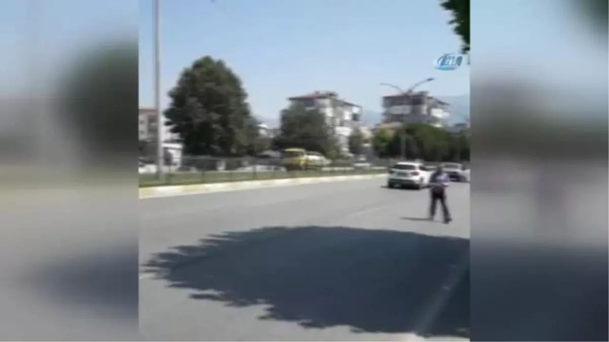 Yolun Ortasındaki Türk Bayrağı\'nı Görünce Trafiği Dinlemedi