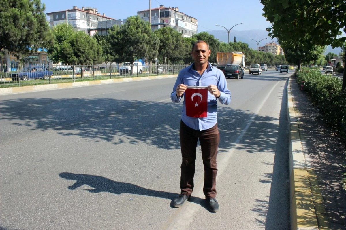 Yolun Ortasındaki Türk Bayrağını Görünce Trafiğe Aldırmadı