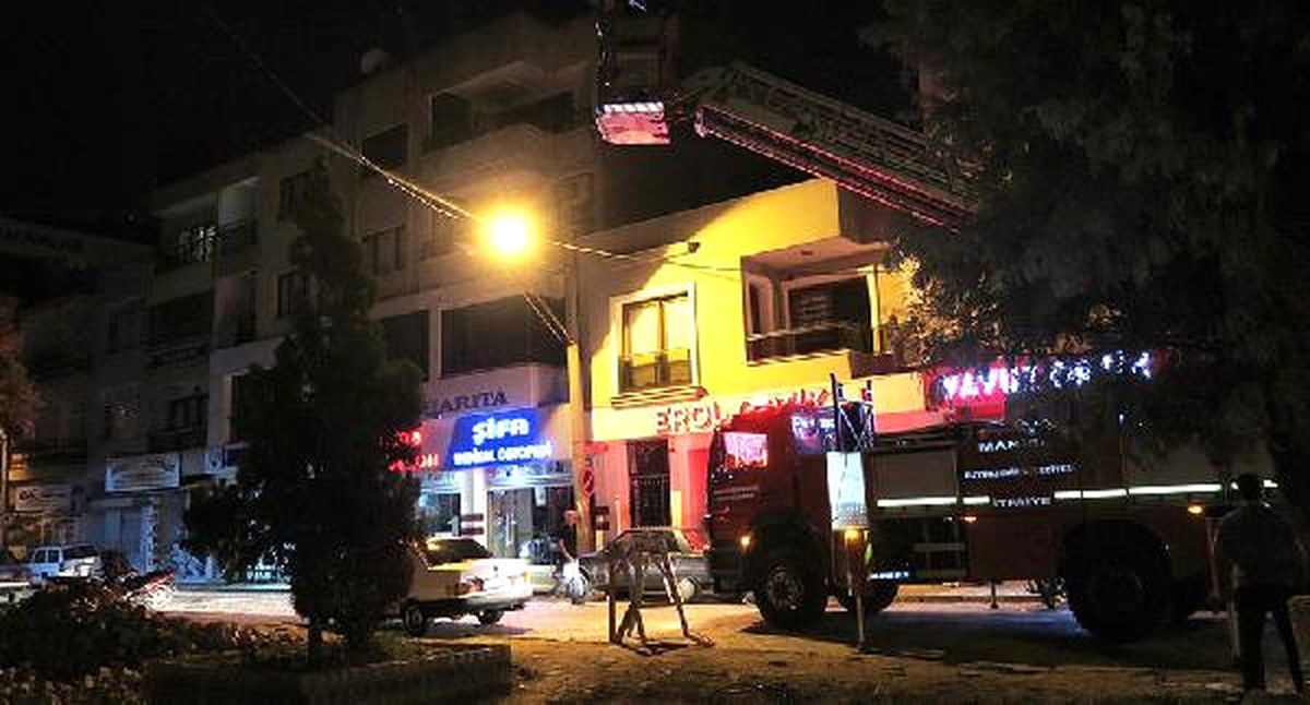 Yuvadan Düşen Yavru Leyleği İtfaiye Kurtardı