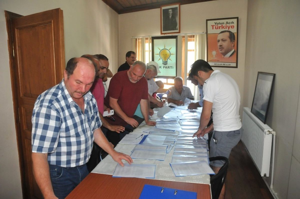 Akçakoca\'da AK Parti Delege Seçimi Başladı