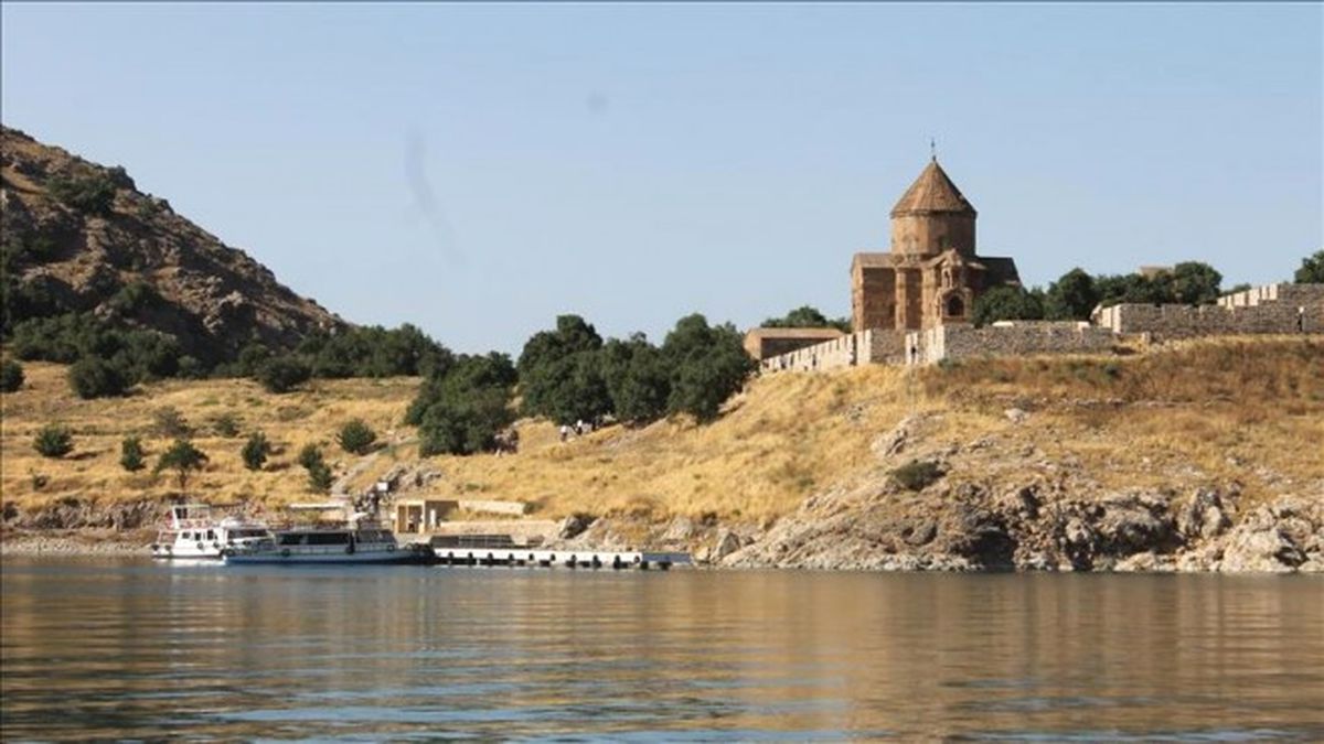 Akdamar Adası\'na Ziyaretçi İlgisi