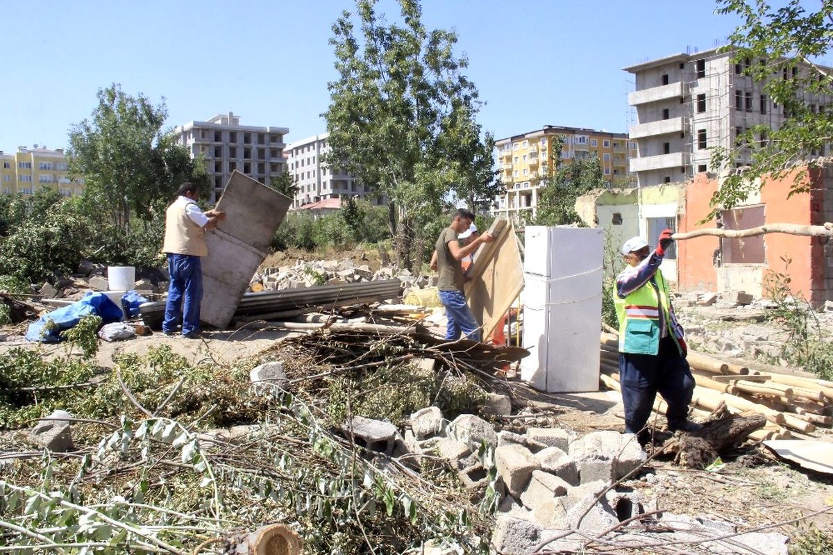 Akköprü\'deki Gecekondular Yıkıldı
