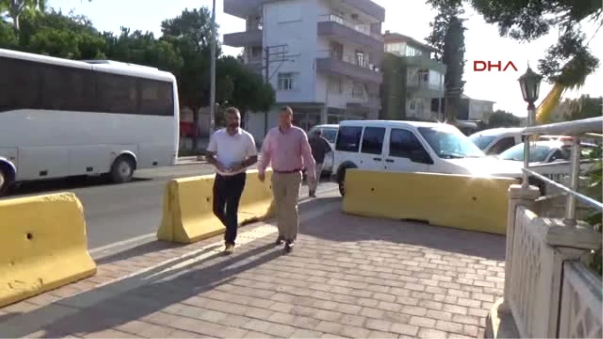 Antalya\'da \'Hero\' Tişörtü Giyen Garsona Gözaltı