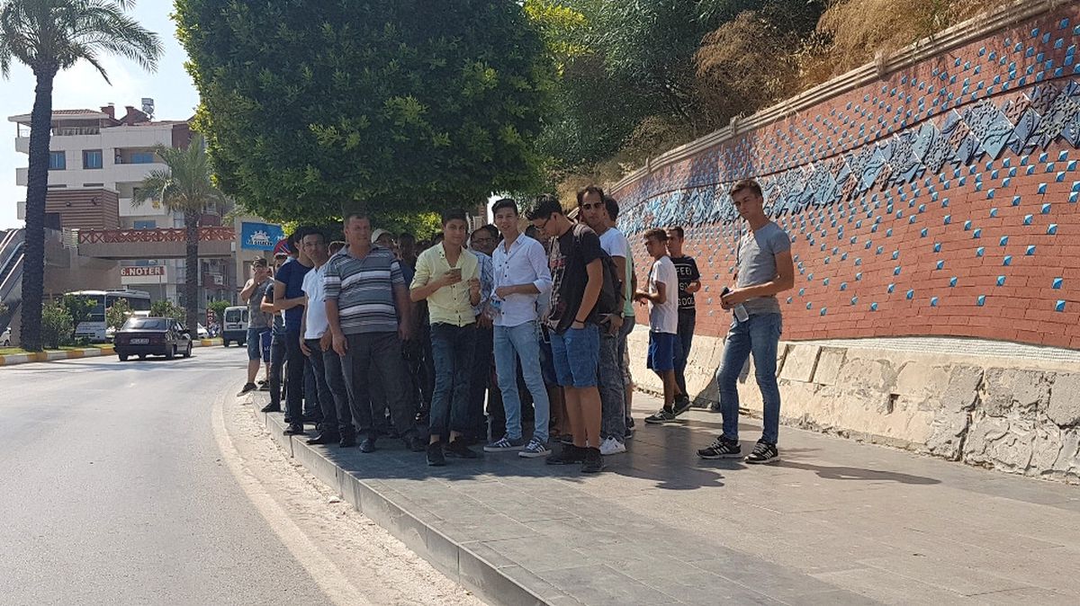 Antalya\'da Otobüs Beklemek...