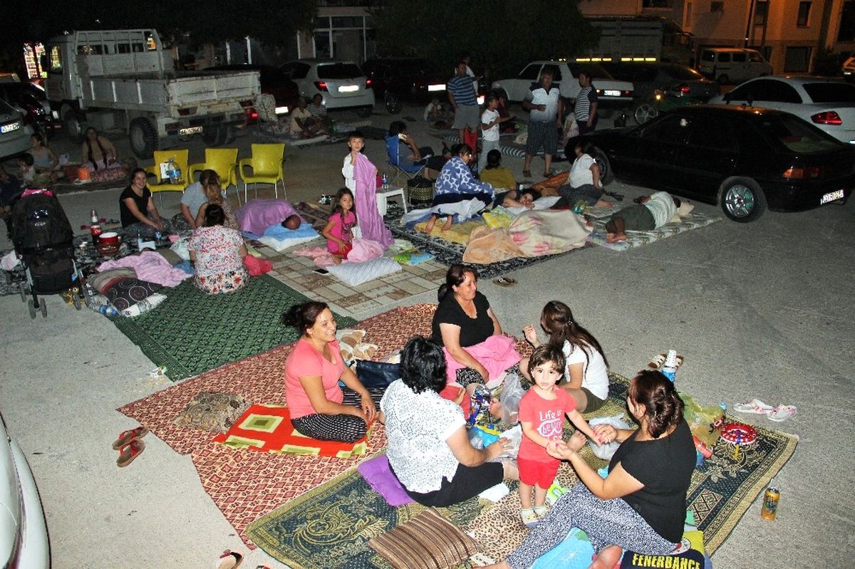 Artçı Sarsıntı Bodrumluları Sokağa Döktü