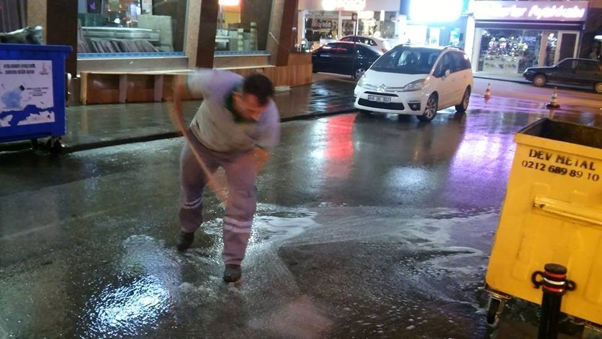 Bilecik\'te Çöp Konteynerlerinin Bulunduğu Alanlar Deterjanlı Suyla Yıkandı