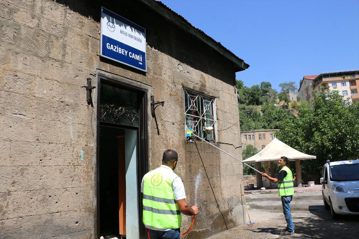 Bitlis\'teki Camilere Gül Suyu Sıkılıyor