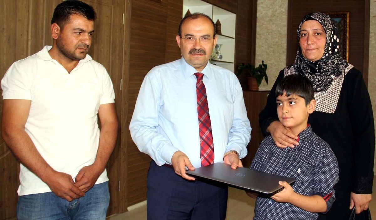 Bitlis Valisi Ustaoğlu\'ndan Şehit Oğluna Bilgisayar
