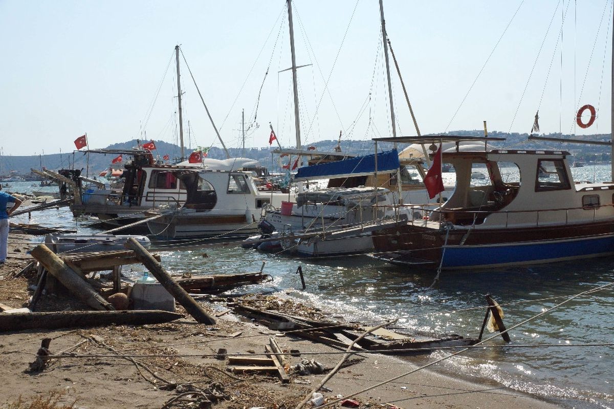 Bodrum\'da Depremin Yaraları Sarılıyor