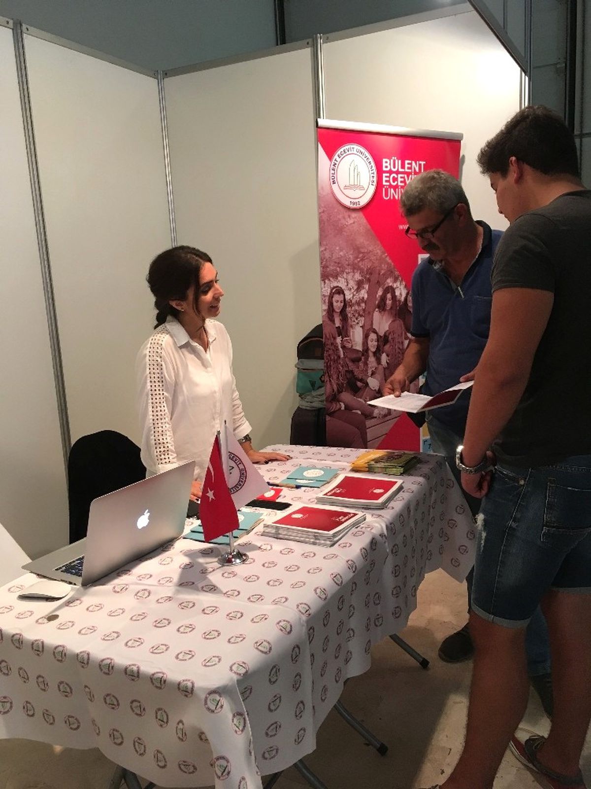 Bülent Ecevit Üniversitesi\'ne İzmir Üniversite Tercih Fuarı\'nda Yoğun İlgi