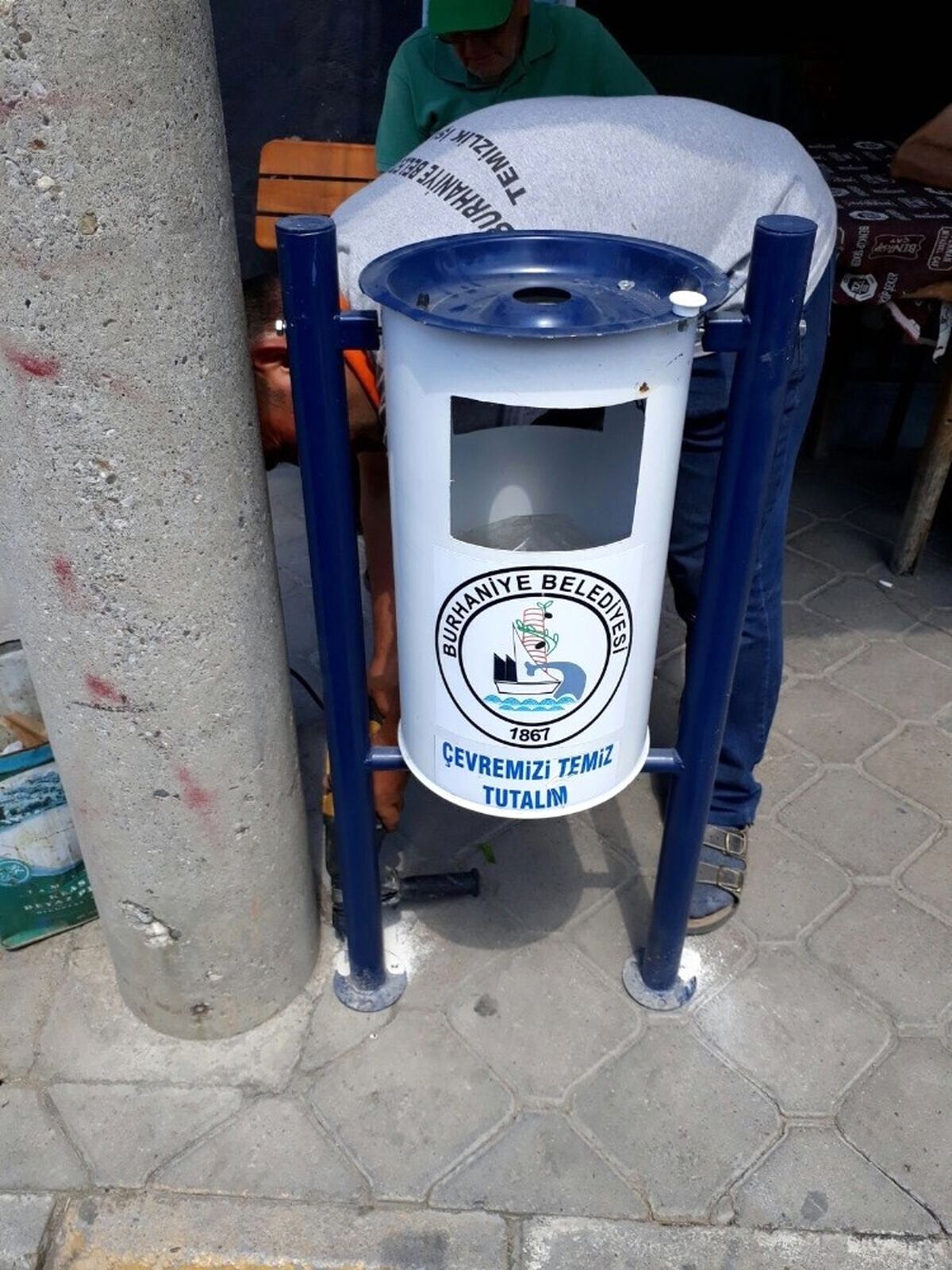 Burhaniye\' de Caddelere Yeni Çöp Kovaları Kondu