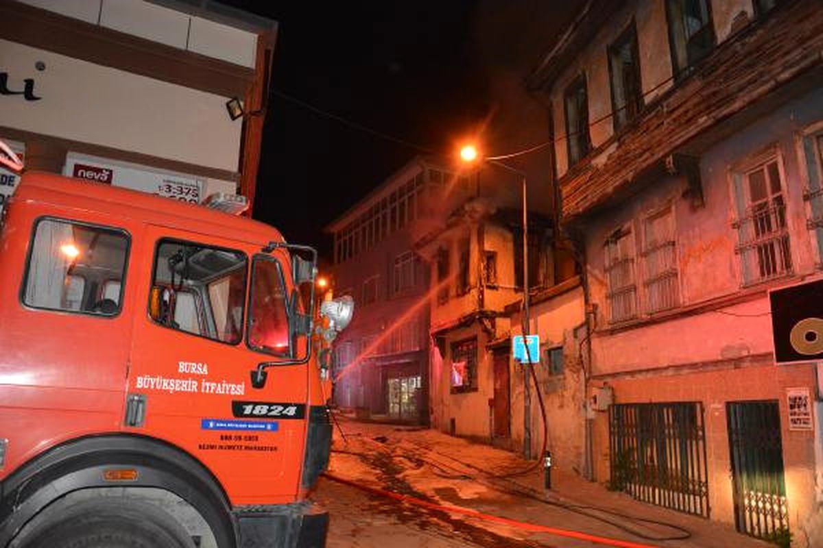 Bursa\'da Metruk Binada Çıkan Yangın Paniğe Neden Oldu