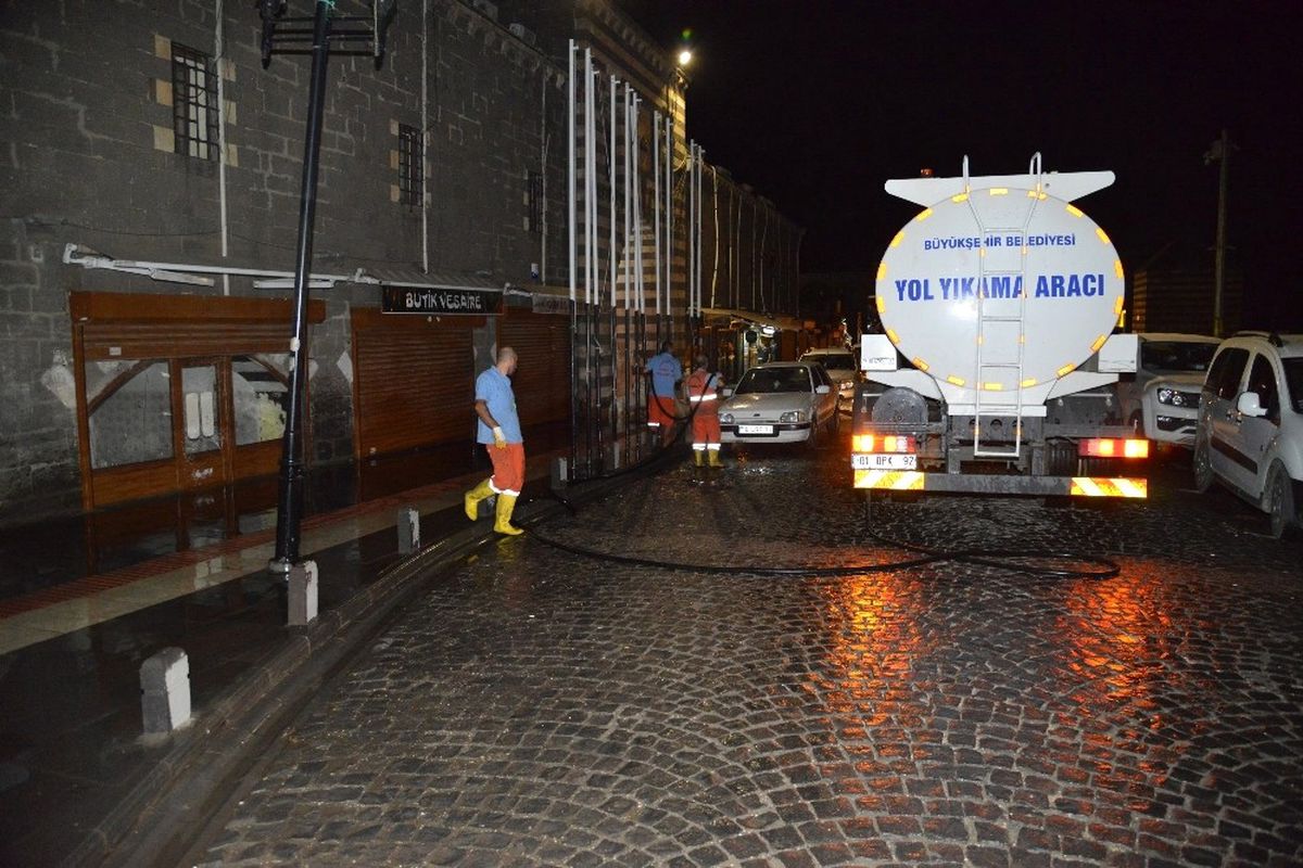 Büyükşehir Belediyesi, Tarihi İlçede Cadde ve Kaldırımları Yıkıyor