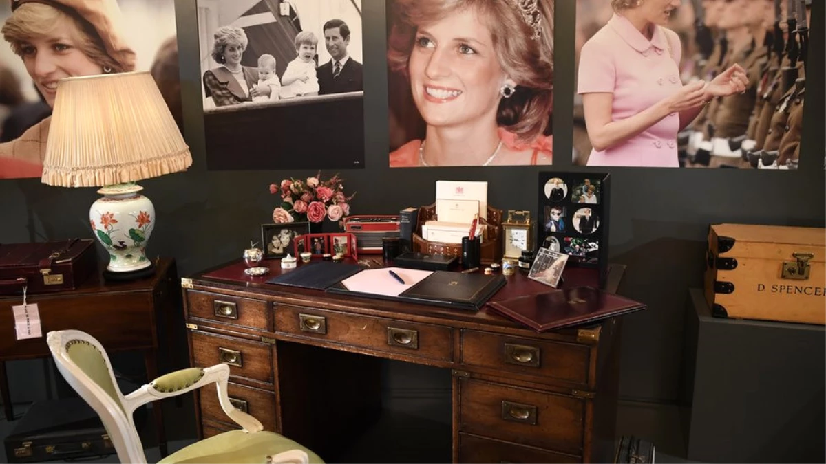 Diana\'nın Eşyaları Ölümünün 20. Yılında Buckingham Sarayı\'nda Sergilenecek