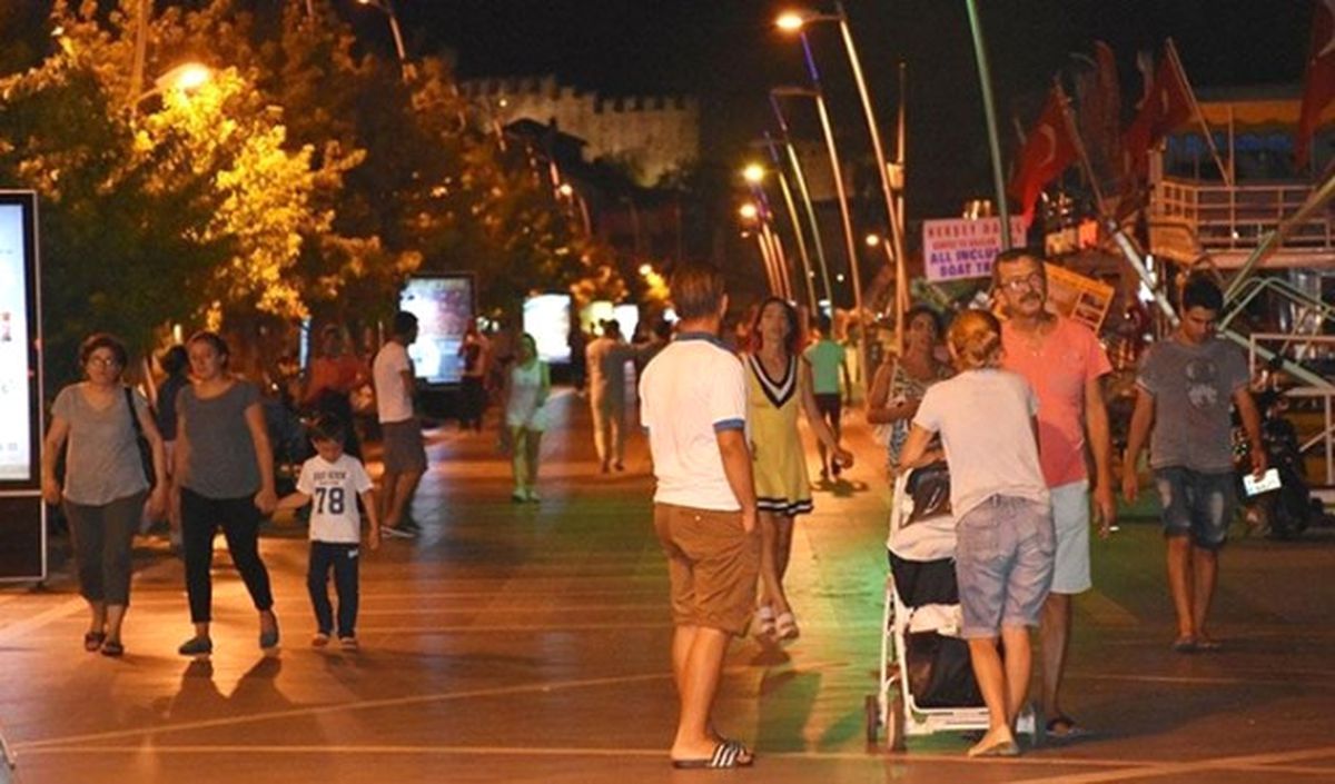 Ege Denizi\'ndeki Depremin Ardından 40 Artçı Sarsıntı Kaydedildi