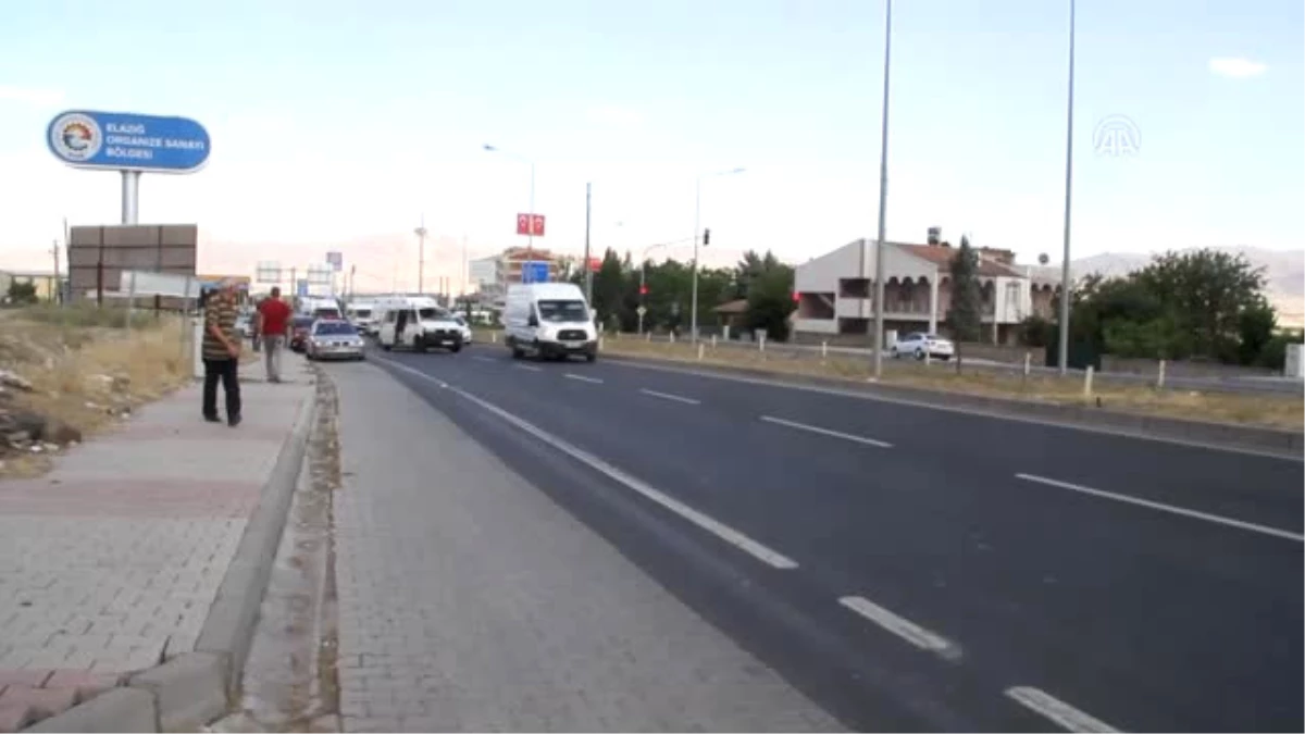 Elazığ\'da Kamyonetle Yolcu Minibüsü Çarpıştı: 5 Yaralı