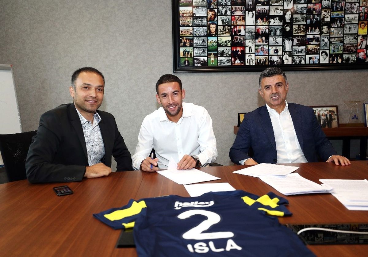 Fenerbahçe Mauricio Isla\'ya İmza Attırdı