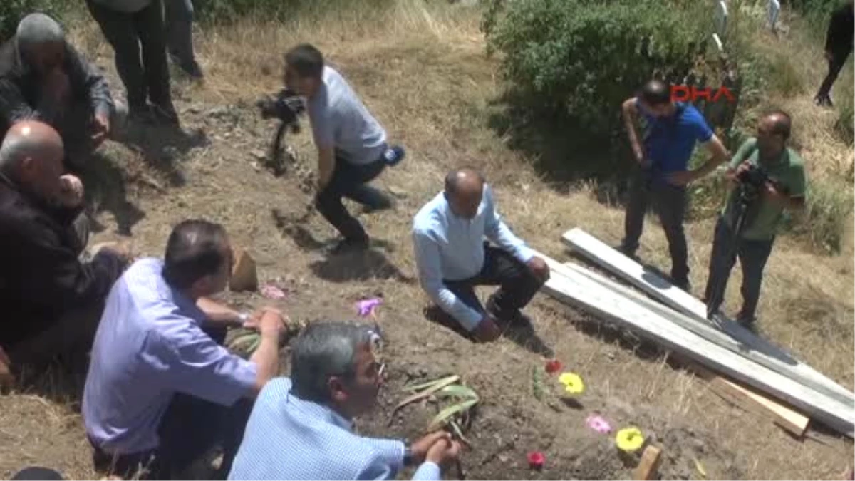 Gümüşhane CHP Heyeti Şehit Öğretmenin Ailesine Ziyarette Bulundu