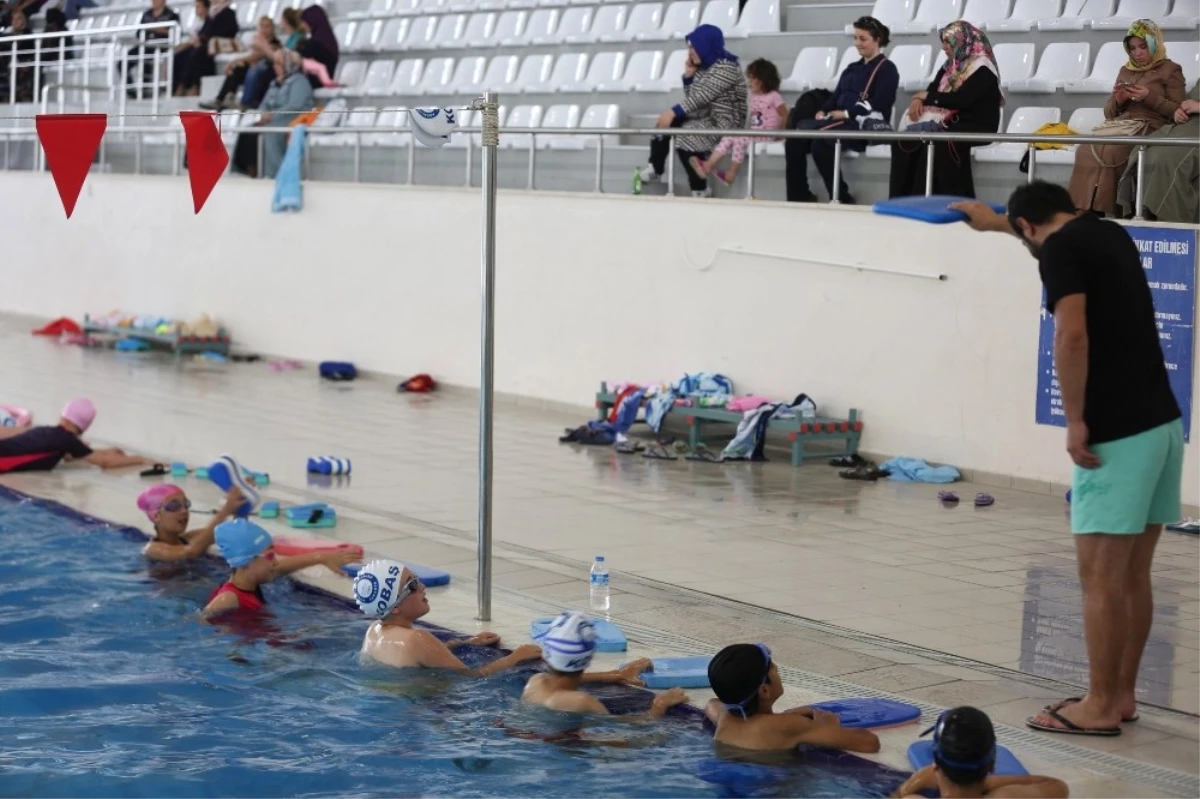 Haydi Çocuklar Havuza\' Projesinde Yüzme Dersleri Başladı