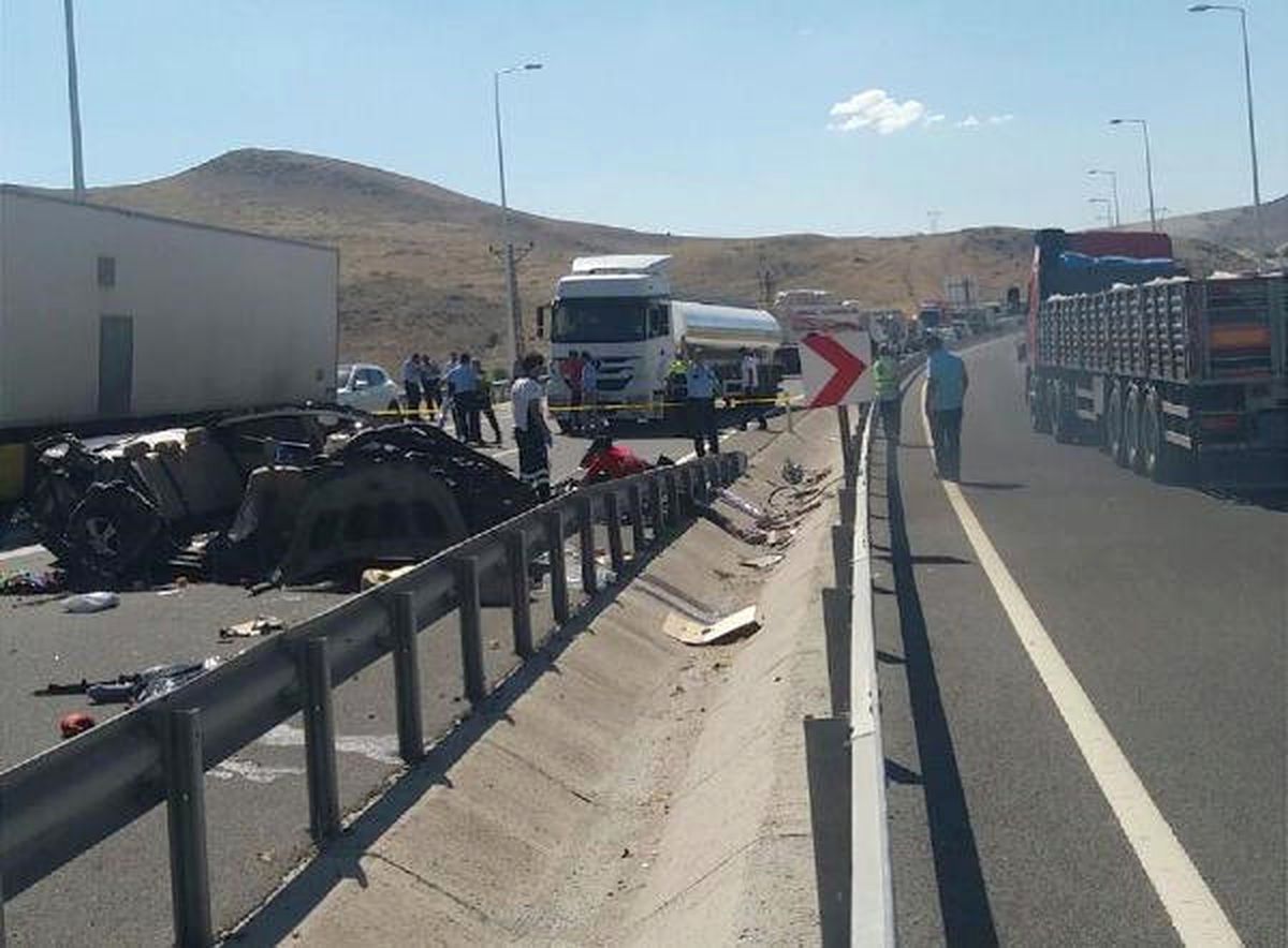 Kayseri\'de Otomobil Duran Tır\'a Arkadan Çarptı; 4 Üniversiteli Öldü, 2 Yaralı