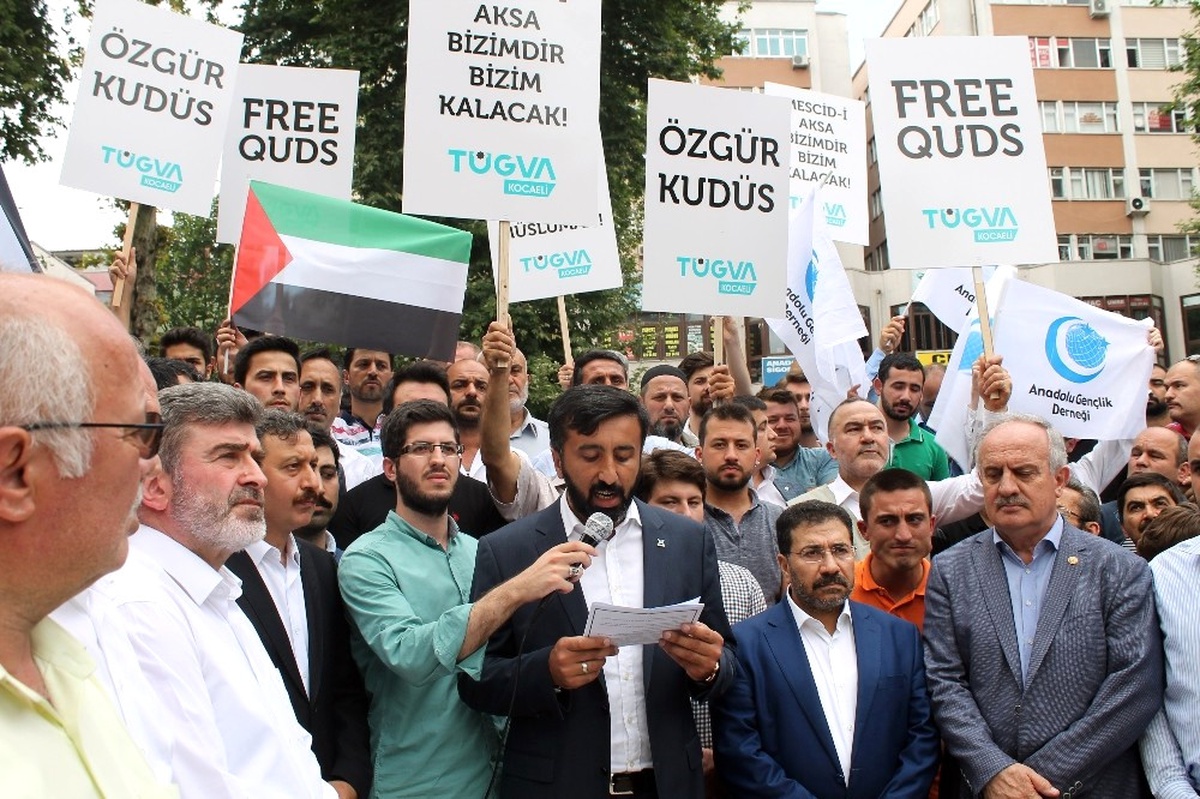 Kocaeli\'de Cuma Namazı Çıkışı İsrail Protesto Edildi