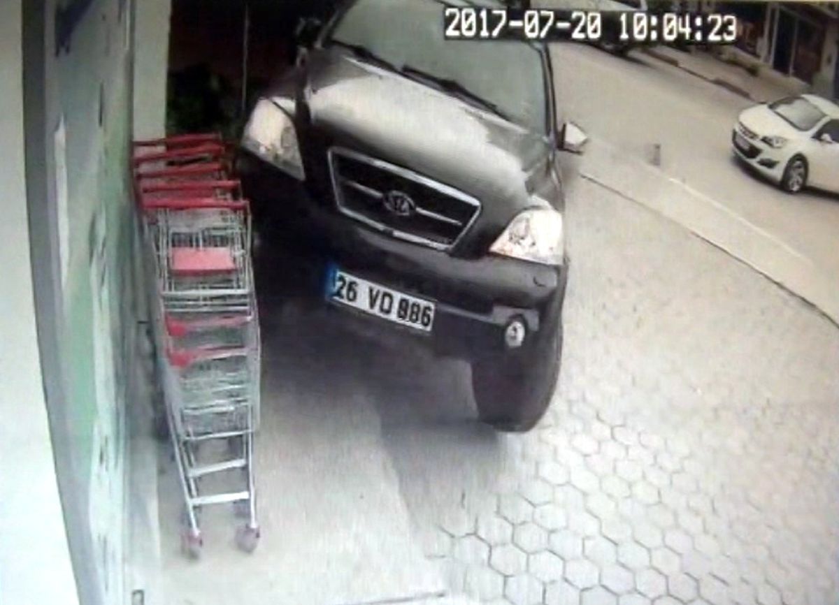 Kontrolden Çıkan Cip Markete Daldı