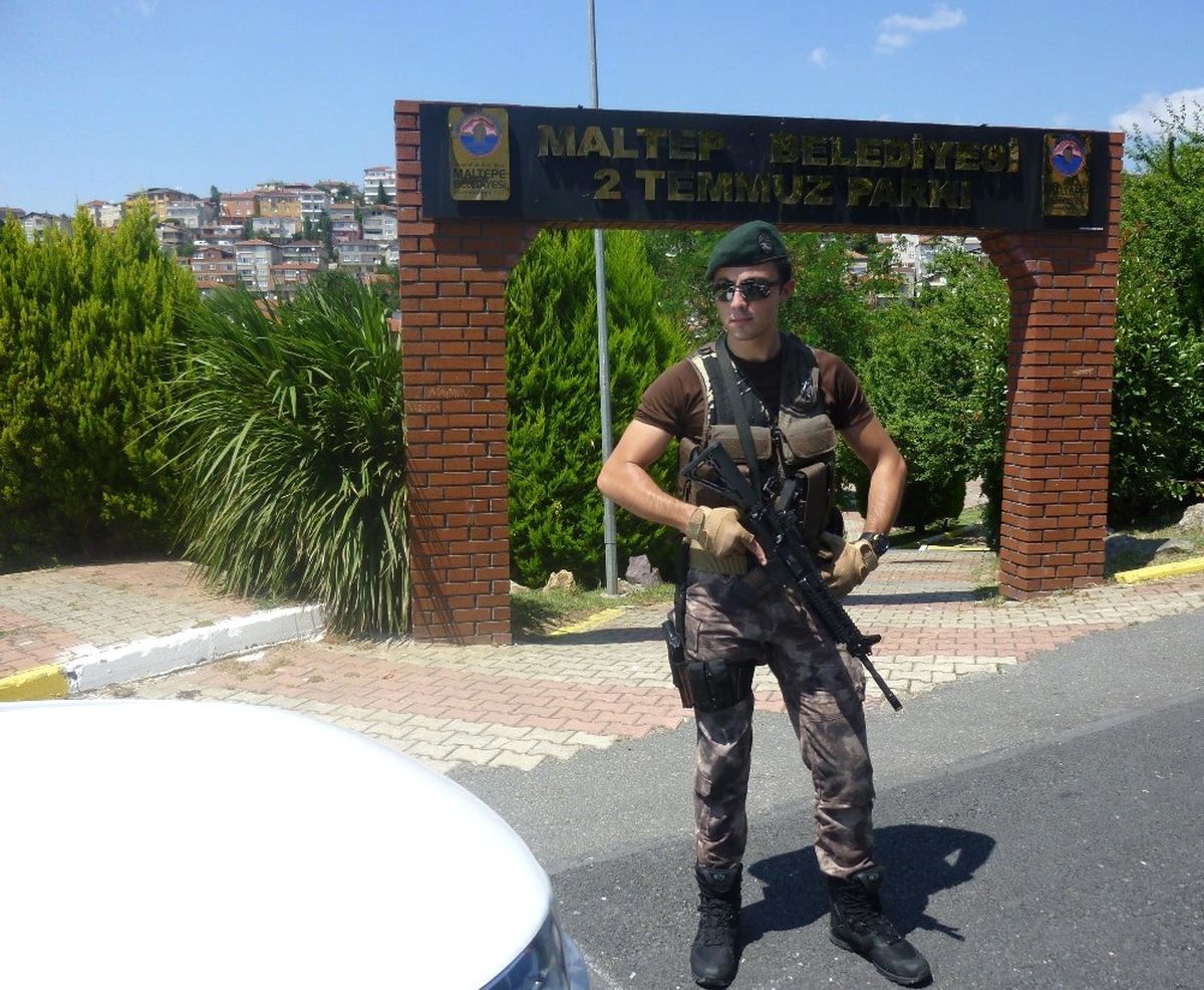 Maltepe\'de Parklar ve Kıraathanelere Polis Baskını