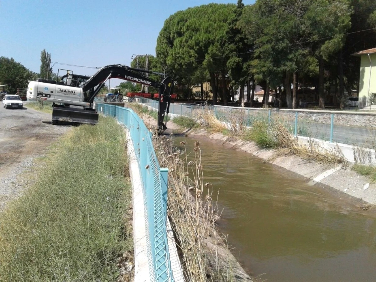 Manisa\'da Tahliye Kanallarında Temizlik