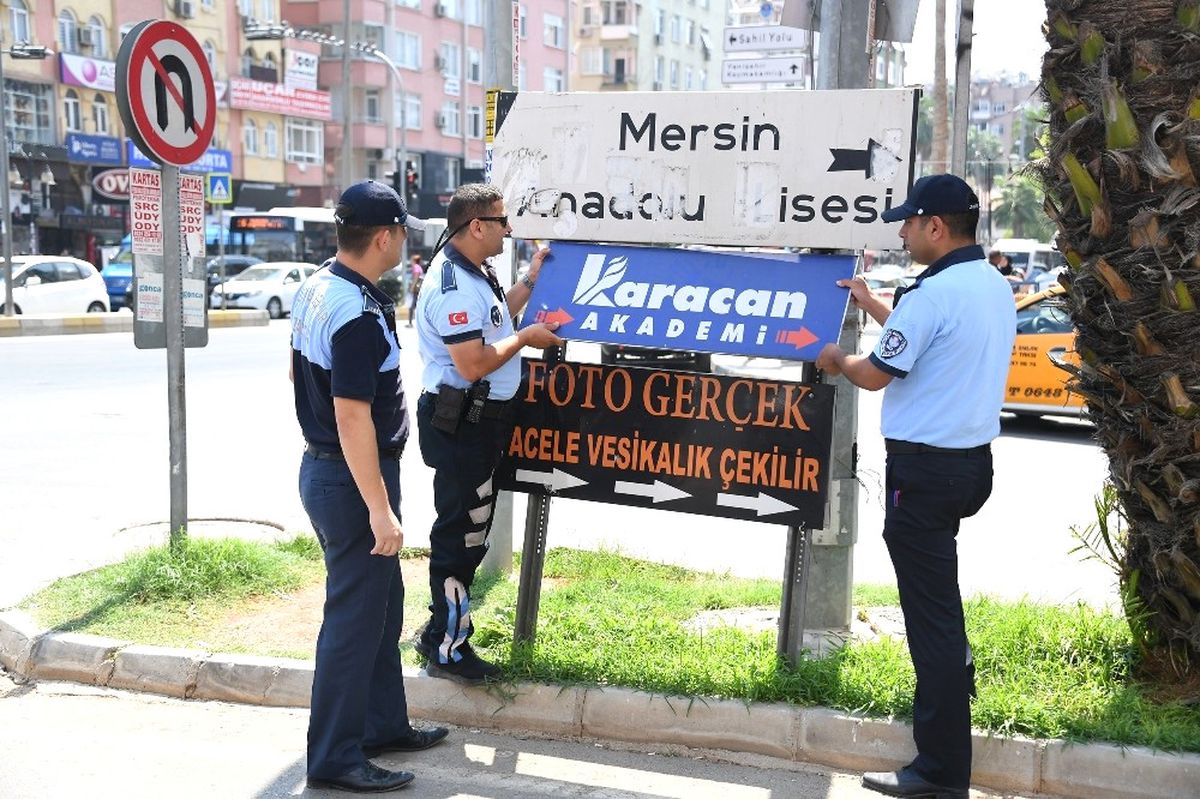 Mersin\'de Görüntü Kirliliği Oluşturan Tabelalar Kaldırılıyor