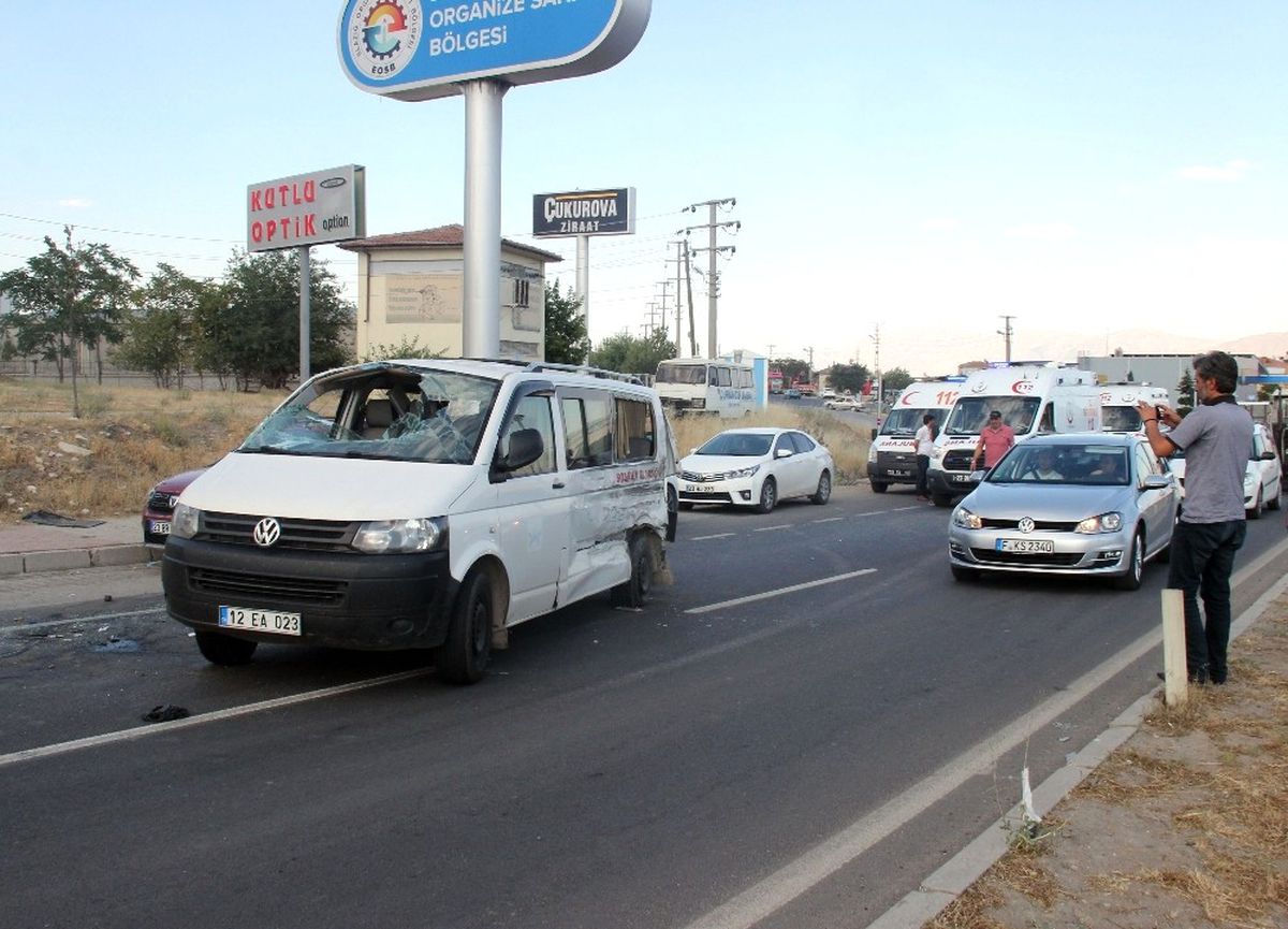 Minibüs ile Kamyonet Çarpıştı: 5 Yaralı