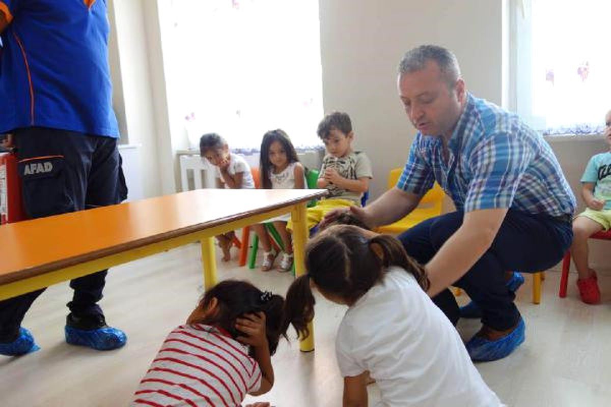 Miniklere Depremde Korunma Eğitimi