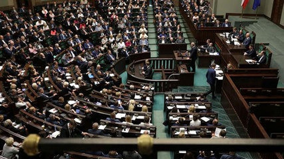 Polonya\'da Muhalefetin Yargının Bağımsızlığını Sekteye Uğratacağını İleri Sürdüğü Tartışmalı...