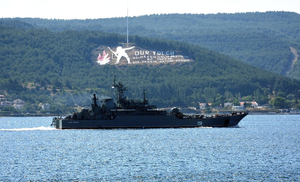 Rus Savaş Gemisi Çanakkale Boğazı\'ndan Geçti