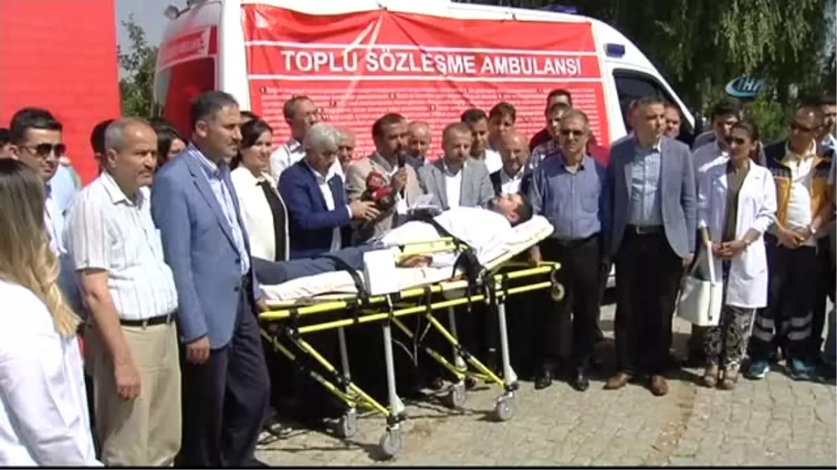 Sağlık Çalışanları Taleplerini Toplu Sözleşme Masasına Ambulans ile Gönderdi