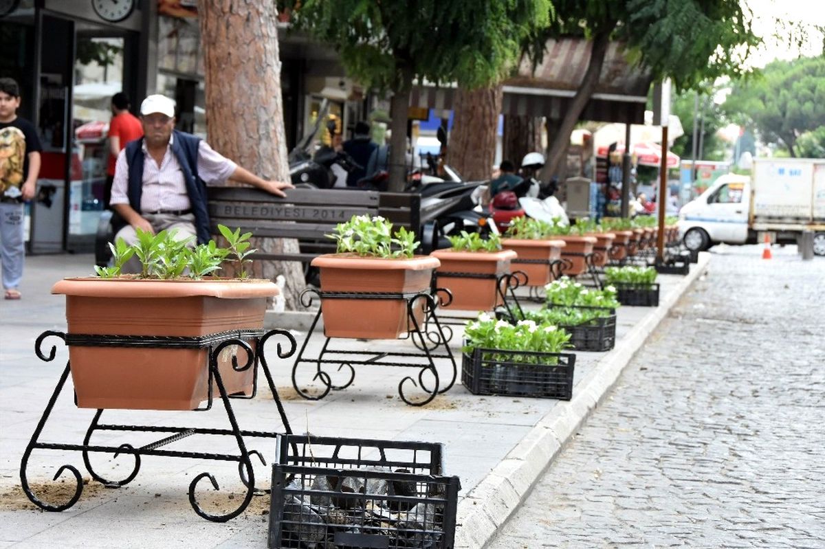 Salihli\'de Sevgi Yolu Çiçeklerle Donatıldı