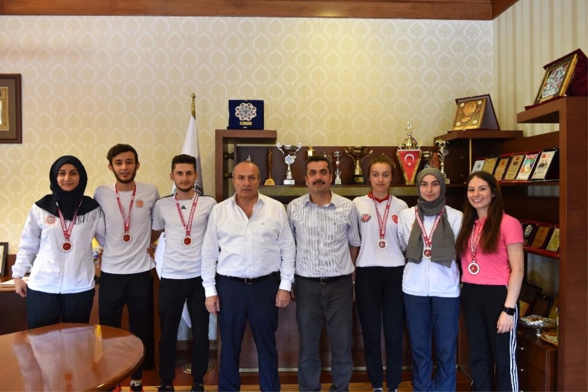 Şampiyon Kıckboksçular Kaymakam Yüksel ve Başkan Arslan\'ı Ziyaret Etti