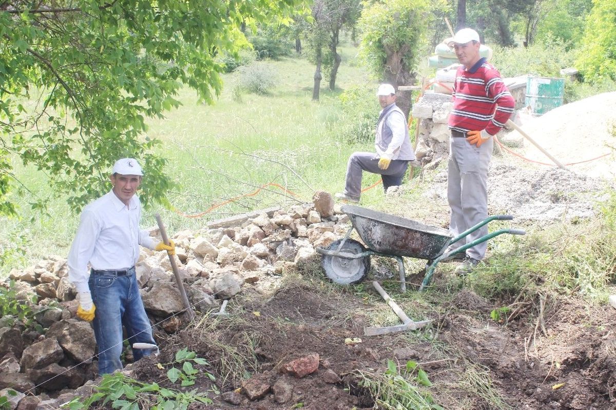 Sel Sularında Zarar Gören Mezarlık Duvarı Onarıldı